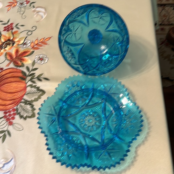 Beautiful Vintage blue butter dish. It is a star pattern with beautiful details. - Picture 3 of 6